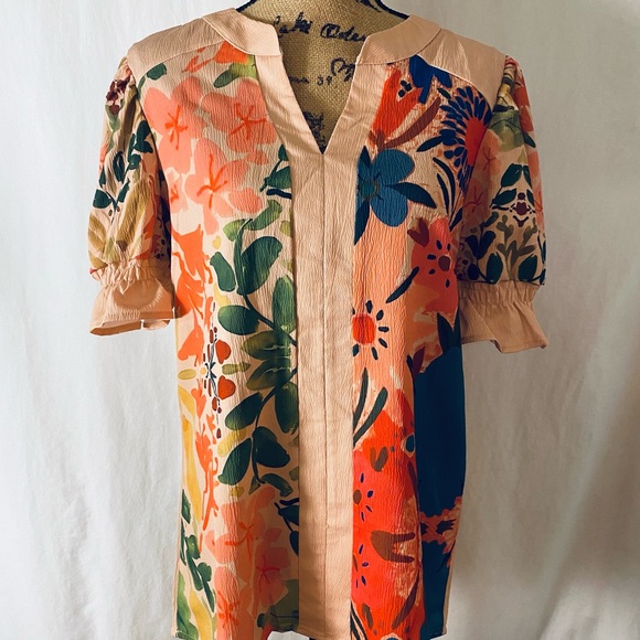 Beautiful, floral blouse - Size Large - Picture 2 of 2